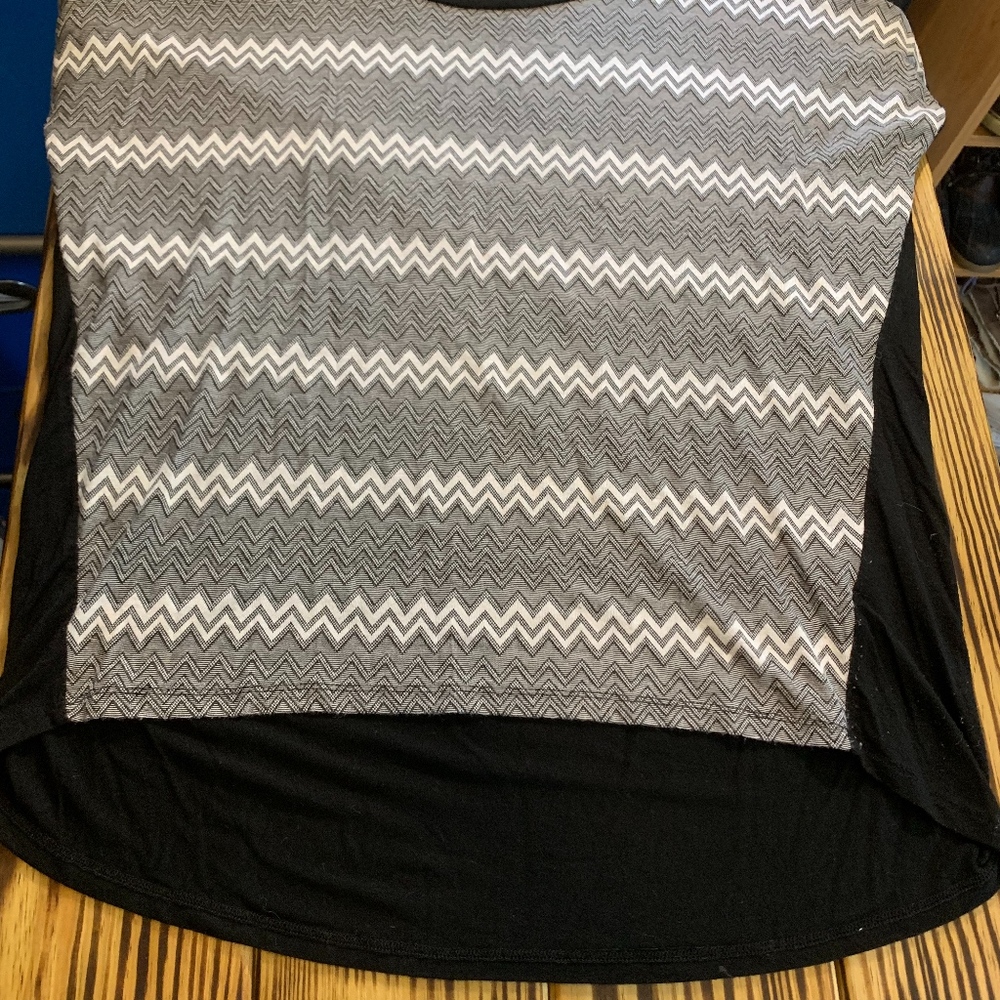 Black and White Design Front 3/4 Sleeve Round Neck - Picture 5 of 5